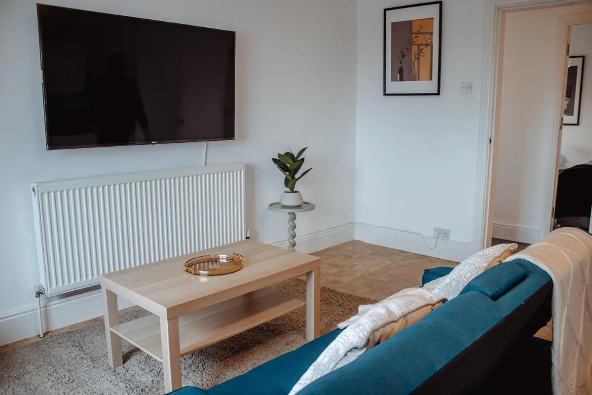 Spacious & Modern 8-Bed Home - Sleeps 13 - Parking Horsforth 0*,