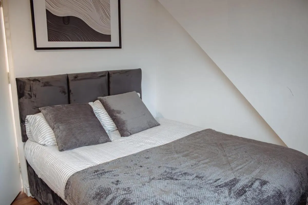 Spacious & Modern 8-Bed Home - Sleeps 13 - Parking Horsforth Wielka Brytania