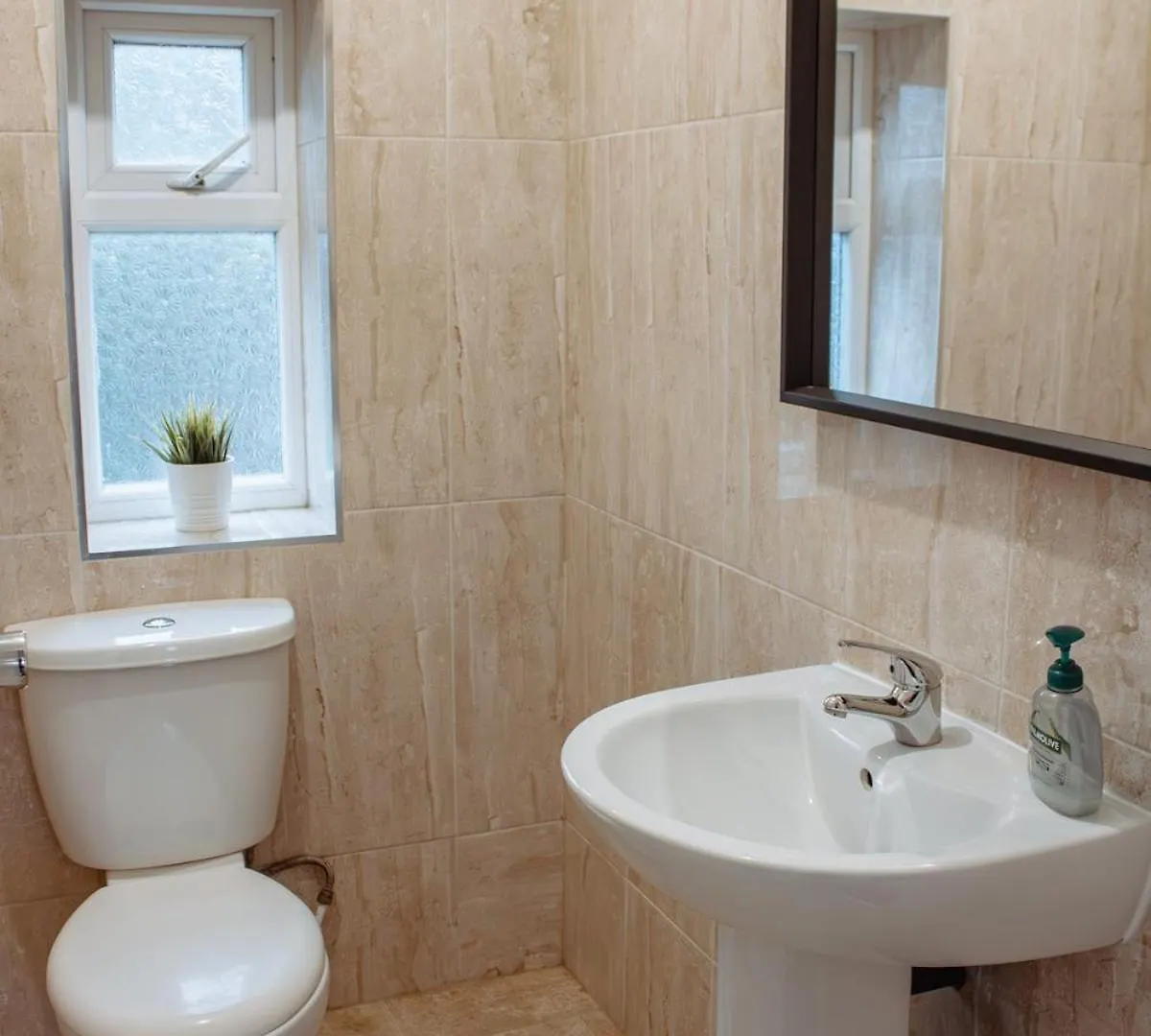 Spacious & Modern 8-Bed Home - Sleeps 13 - Parking Horsforth Apartament