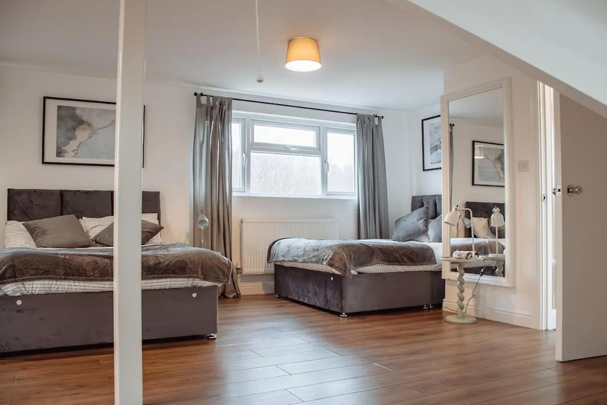 Spacious & Modern 8-Bed Home - Sleeps 13 - Parking Horsforth
