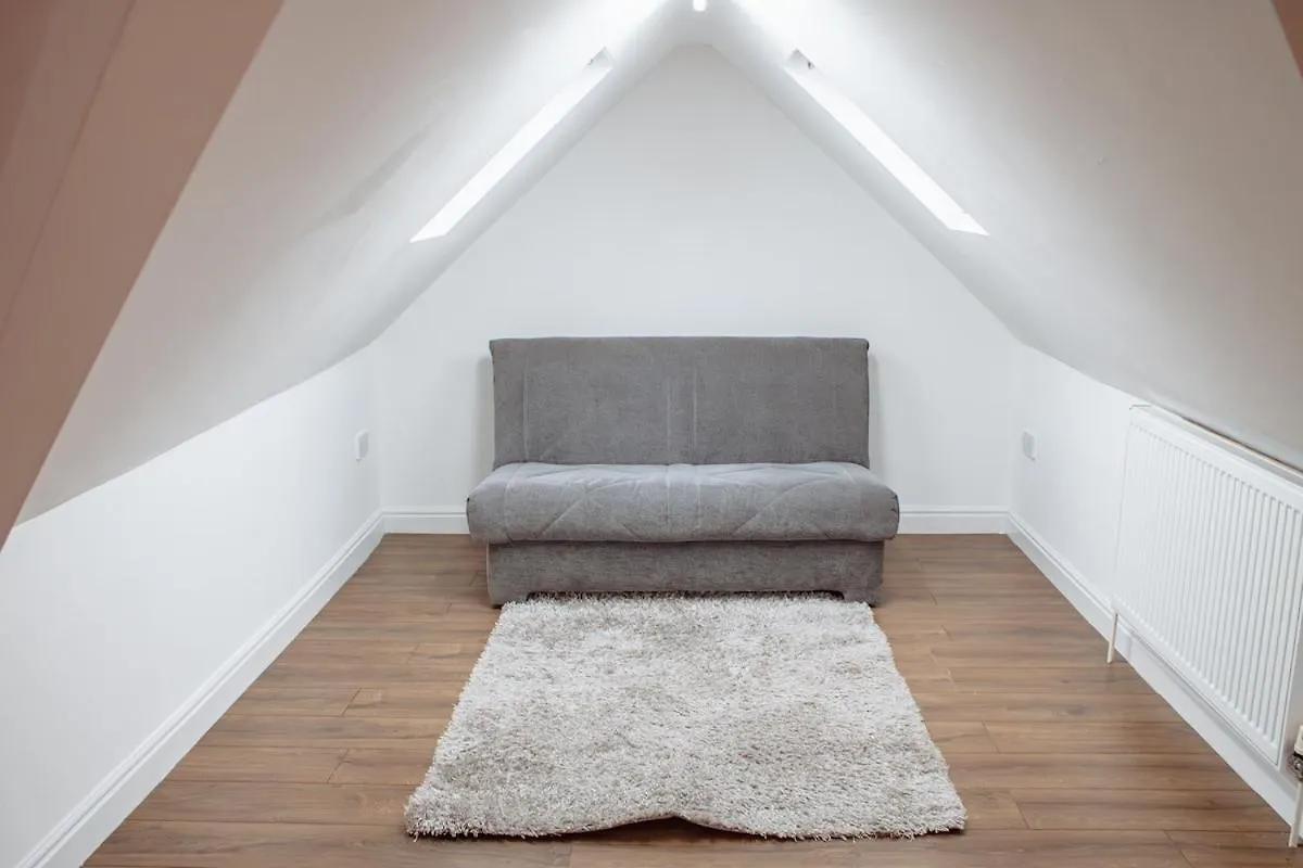 Spacious & Modern 8-Bed Home - Sleeps 13 - Parking Horsforth 0*,