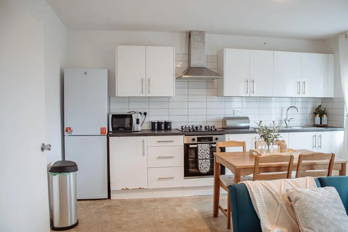 Spacious & Modern 8-Bed Home - Sleeps 13 - Parking Horsforth