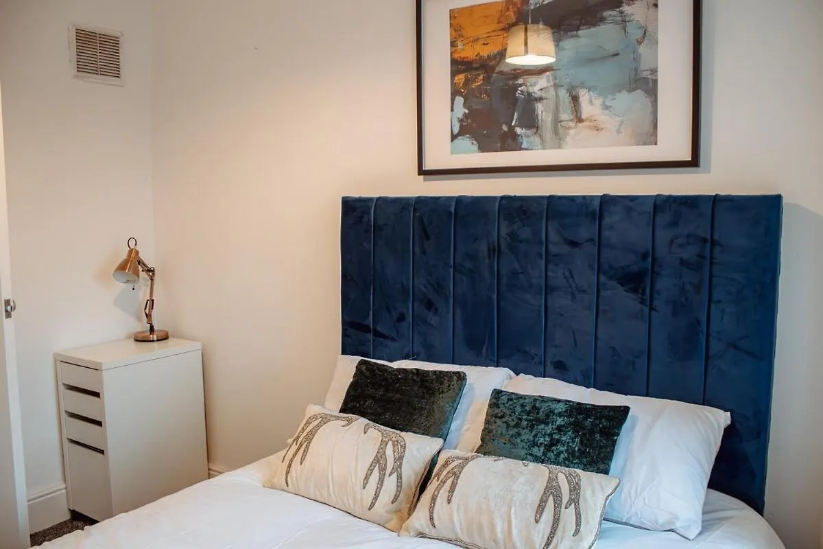 Spacious & Modern 8-Bed Home - Sleeps 13 - Parking Horsforth Apartament