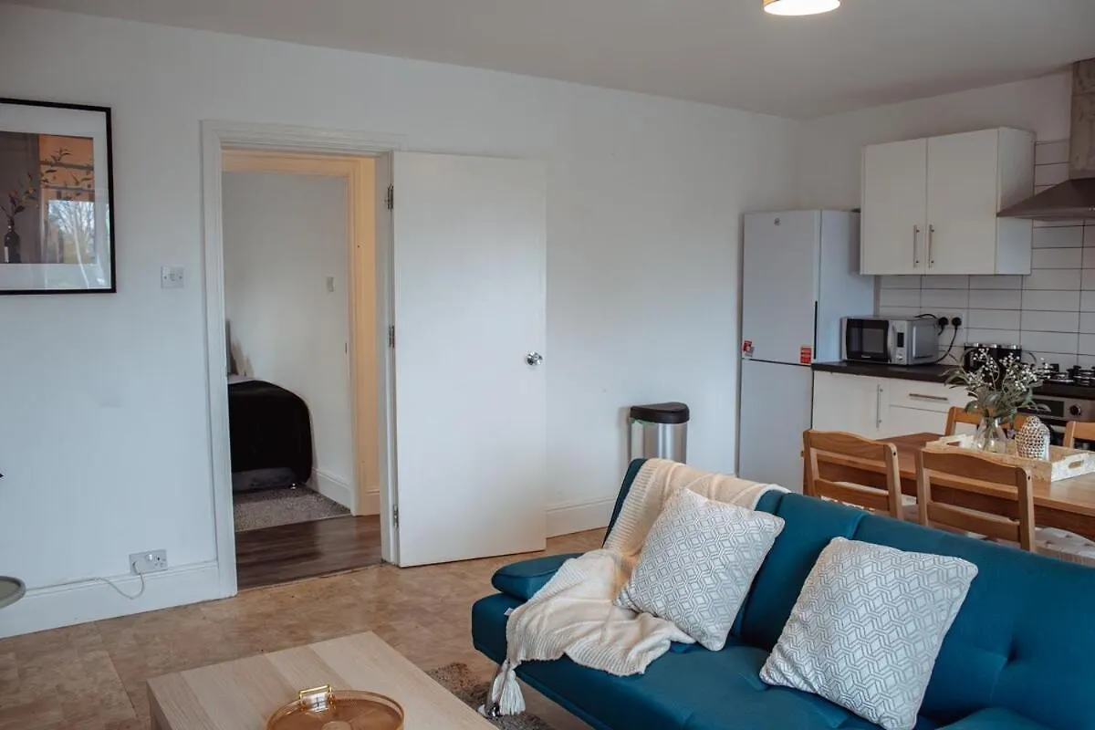Spacious & Modern 8-Bed Home - Sleeps 13 - Parking Horsforth