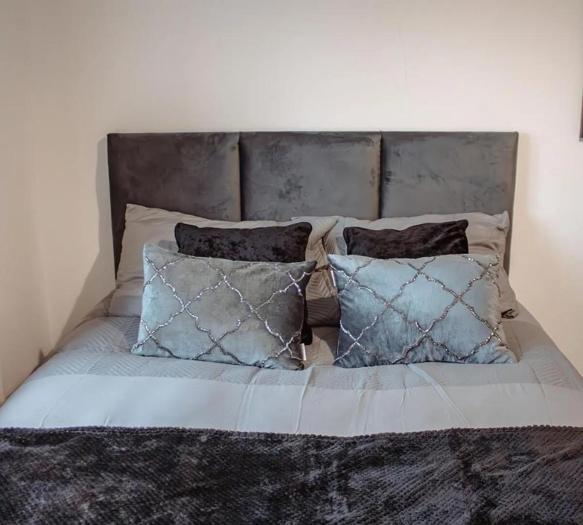 Spacious & Modern 8-Bed Home - Sleeps 13 - Parking Horsforth 0*,  Wielka Brytania