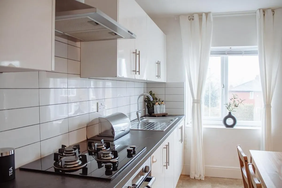 Spacious & Modern 8-Bed Home - Sleeps 13 - Parking Horsforth